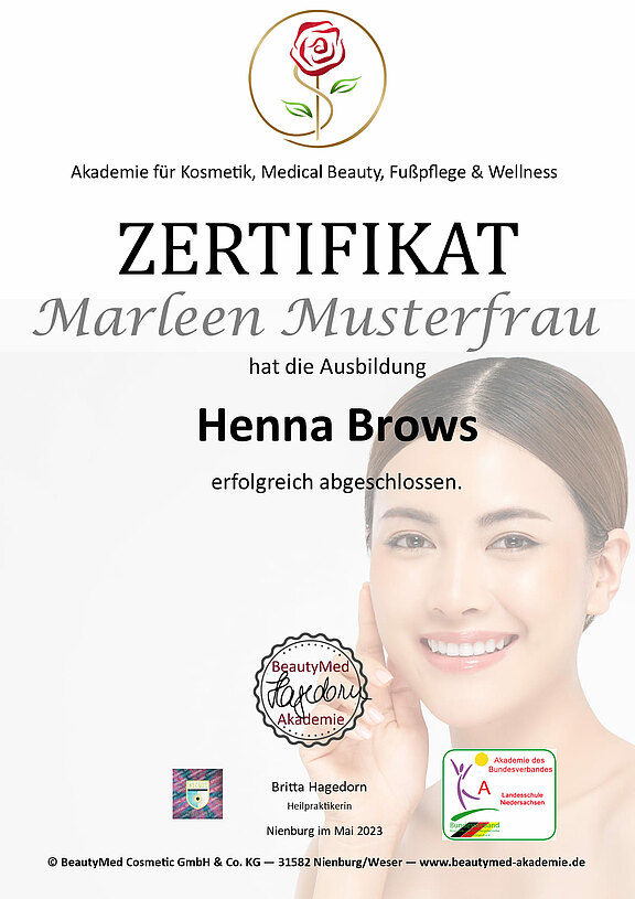 Musterfrau_Marleen_Zertifikat_Henna_Brows_optimiert.jpg 